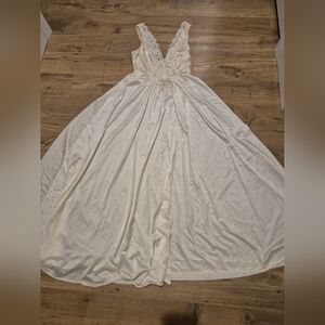 OLGA BODY LONG NIGHT GOWN IVORY MEDIUM 92280 LACE LINGERIE Vintage Sz M